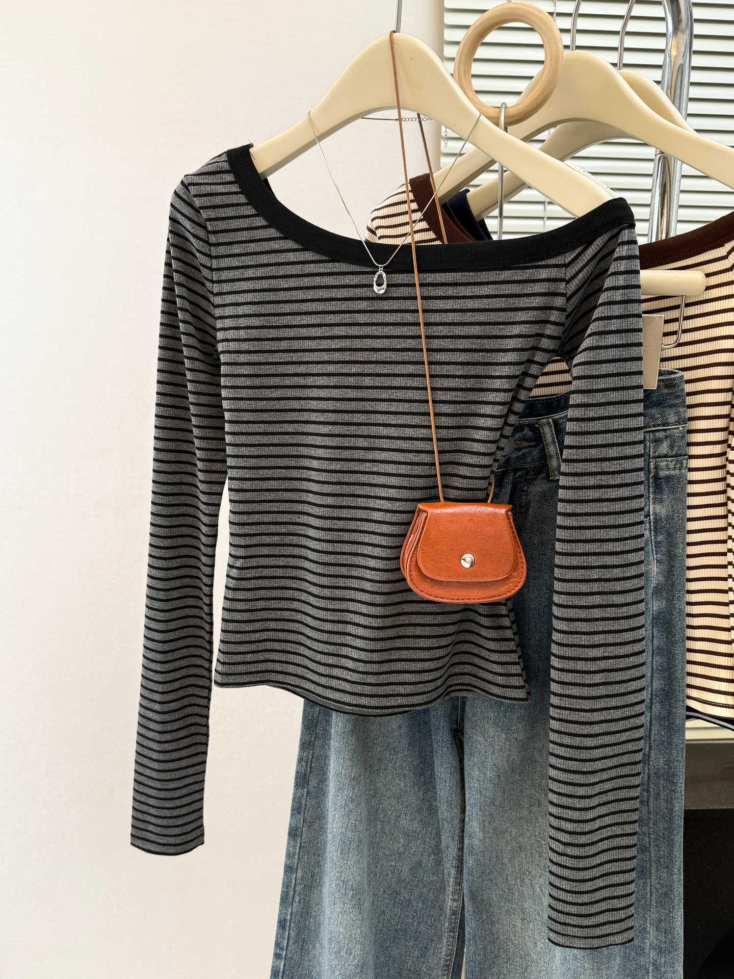 Chic Asymmetric Shoulder Stripe Crop Top for Women, Slim Fit Long Sleeve T-Shirt with Off-Shoulder Design, Spring and Autumn Casual Wear