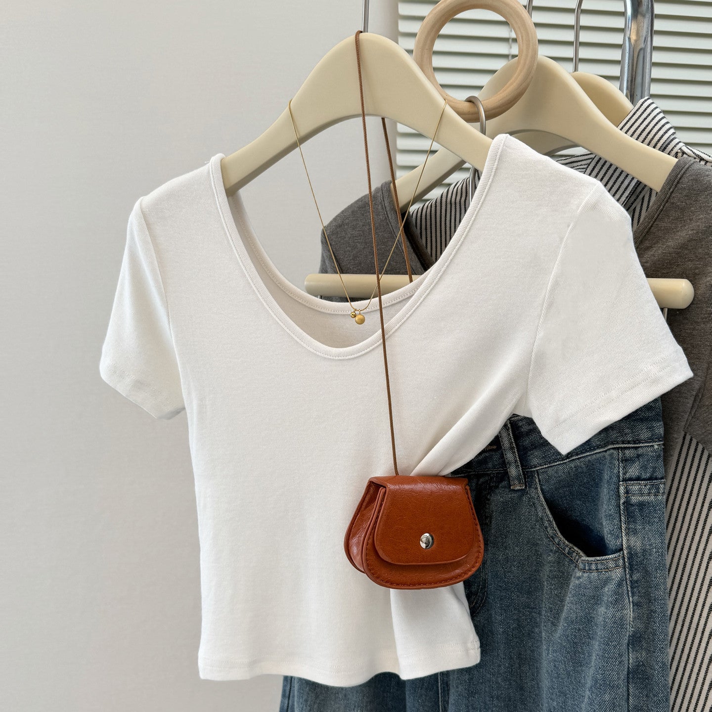 Sweet and Spicy V-Neck Short Sleeve T-Shirt for Women, Korean Style Fitted Crop Top Exposing Clavicle