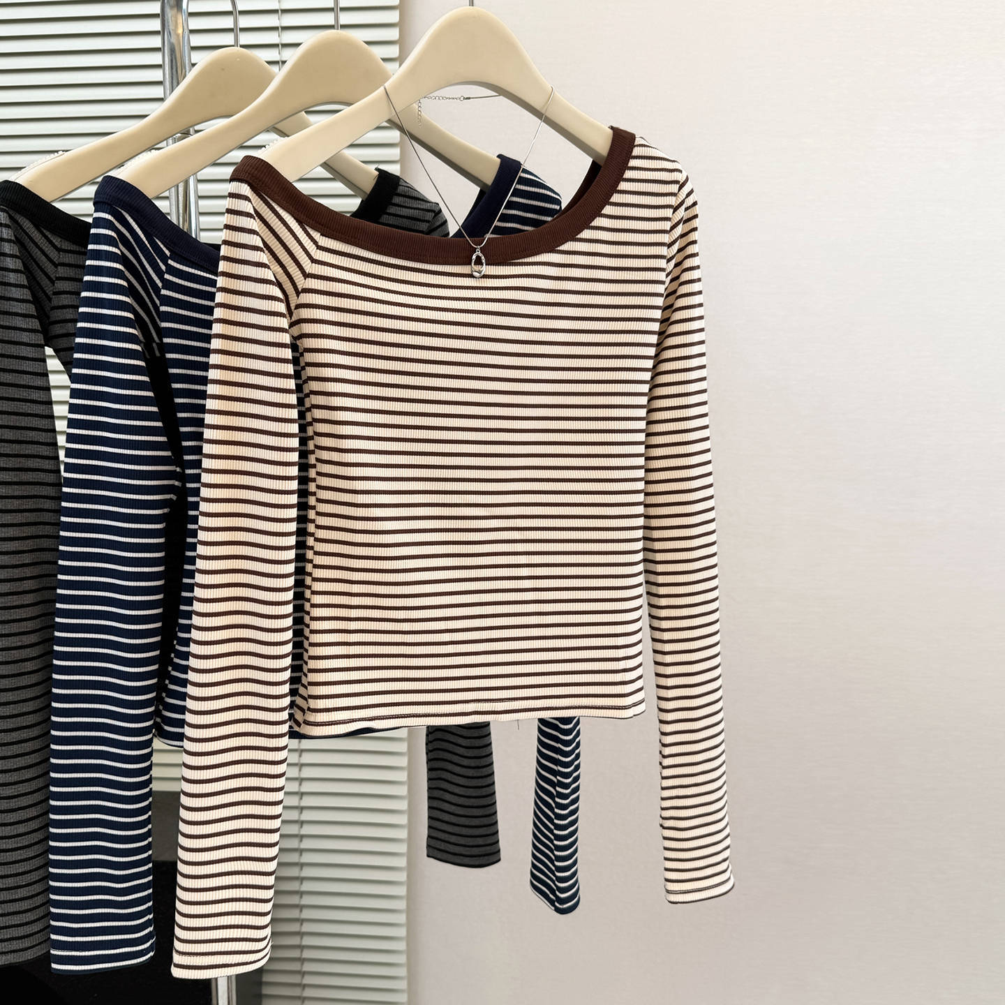 American Style Striped Color-blocked Asymmetrical Neckline Off-shoulder Long Sleeve T-shirt for Women Fitted Crop Top Casual Wear