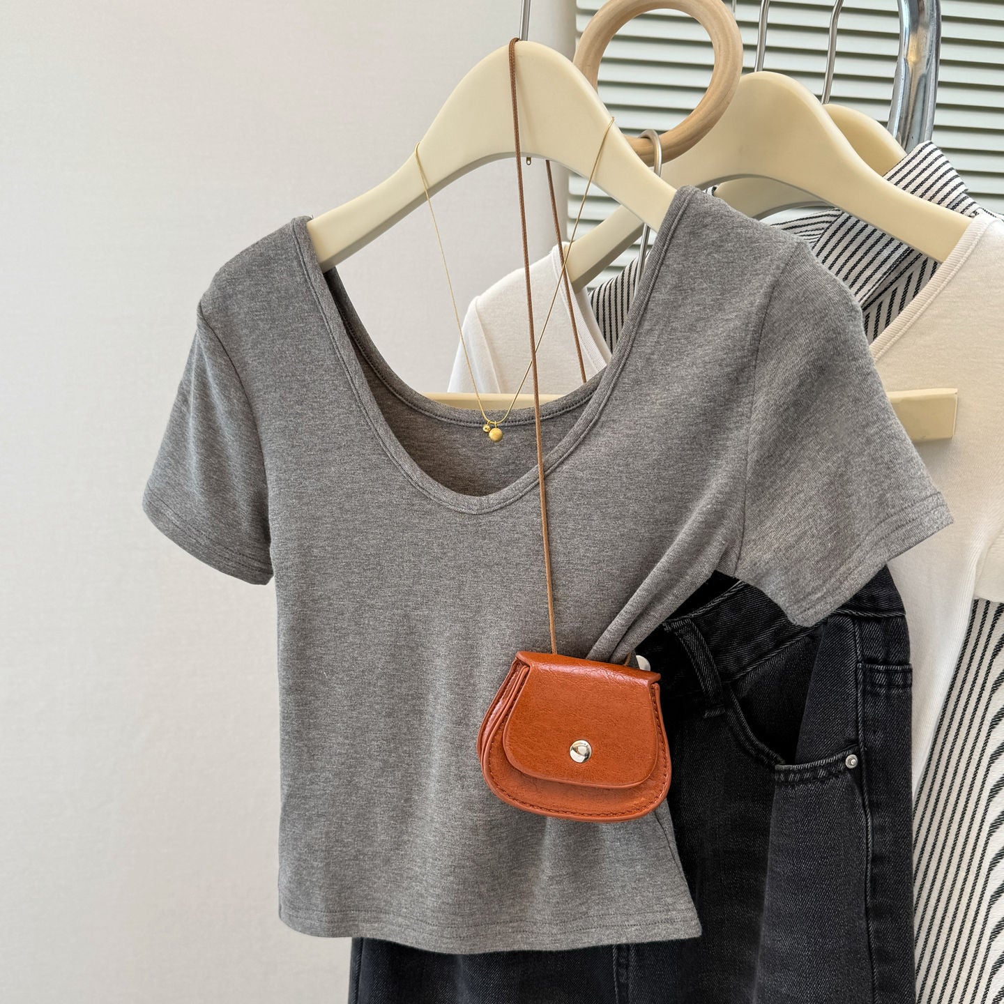Sweet and Spicy V-Neck Short Sleeve T-Shirt for Women, Korean Style Fitted Crop Top Exposing Clavicle