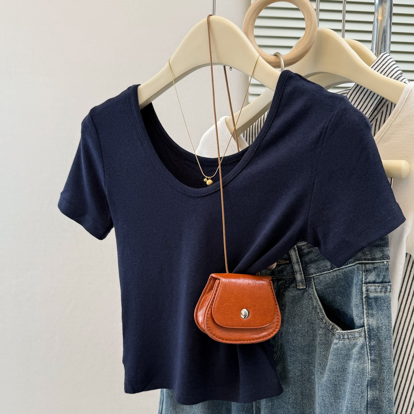 Sweet and Spicy V-Neck Short Sleeve T-Shirt for Women, Korean Style Fitted Crop Top Exposing Clavicle