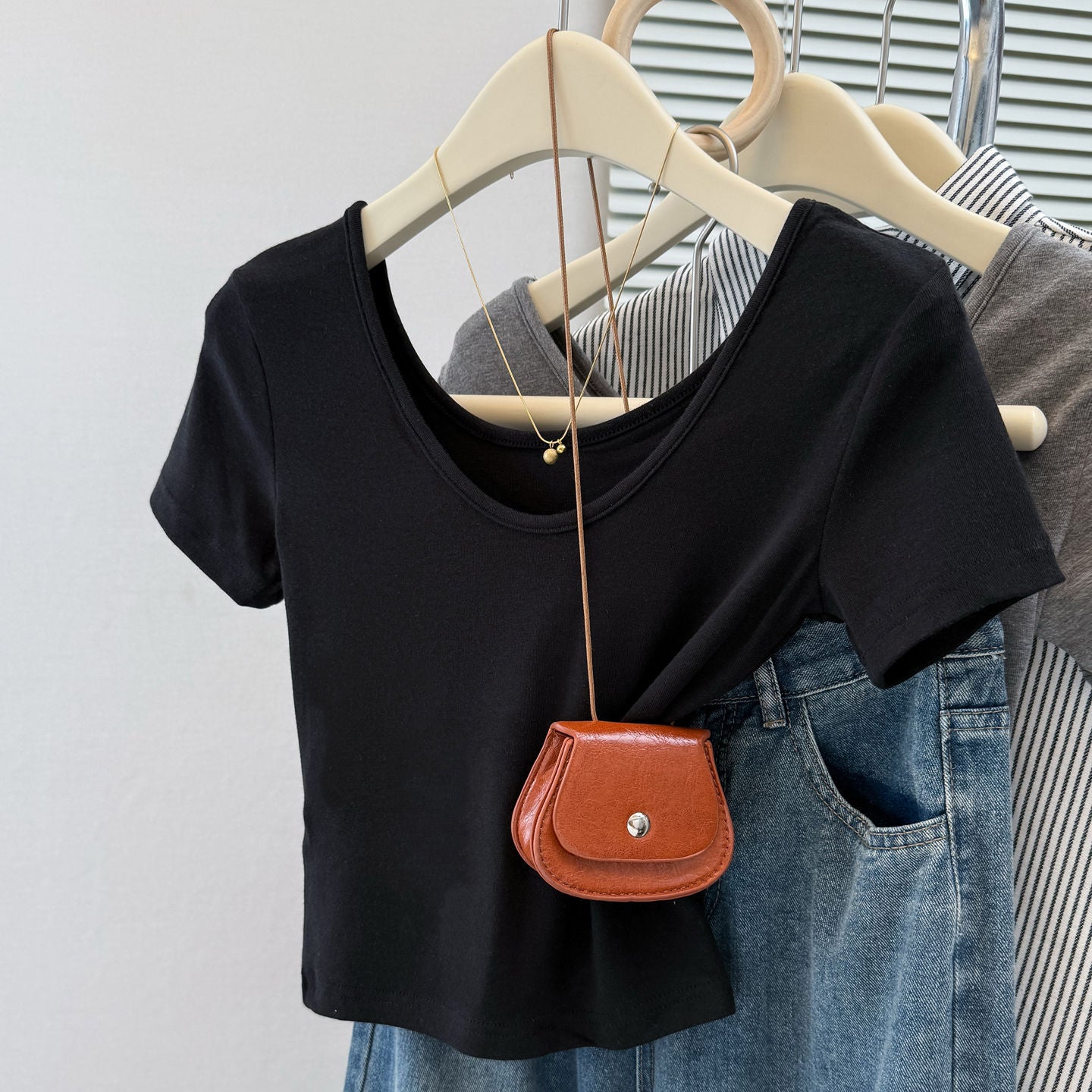 Sweet and Spicy V-Neck Short Sleeve T-Shirt for Women, Korean Style Fitted Crop Top Exposing Clavicle