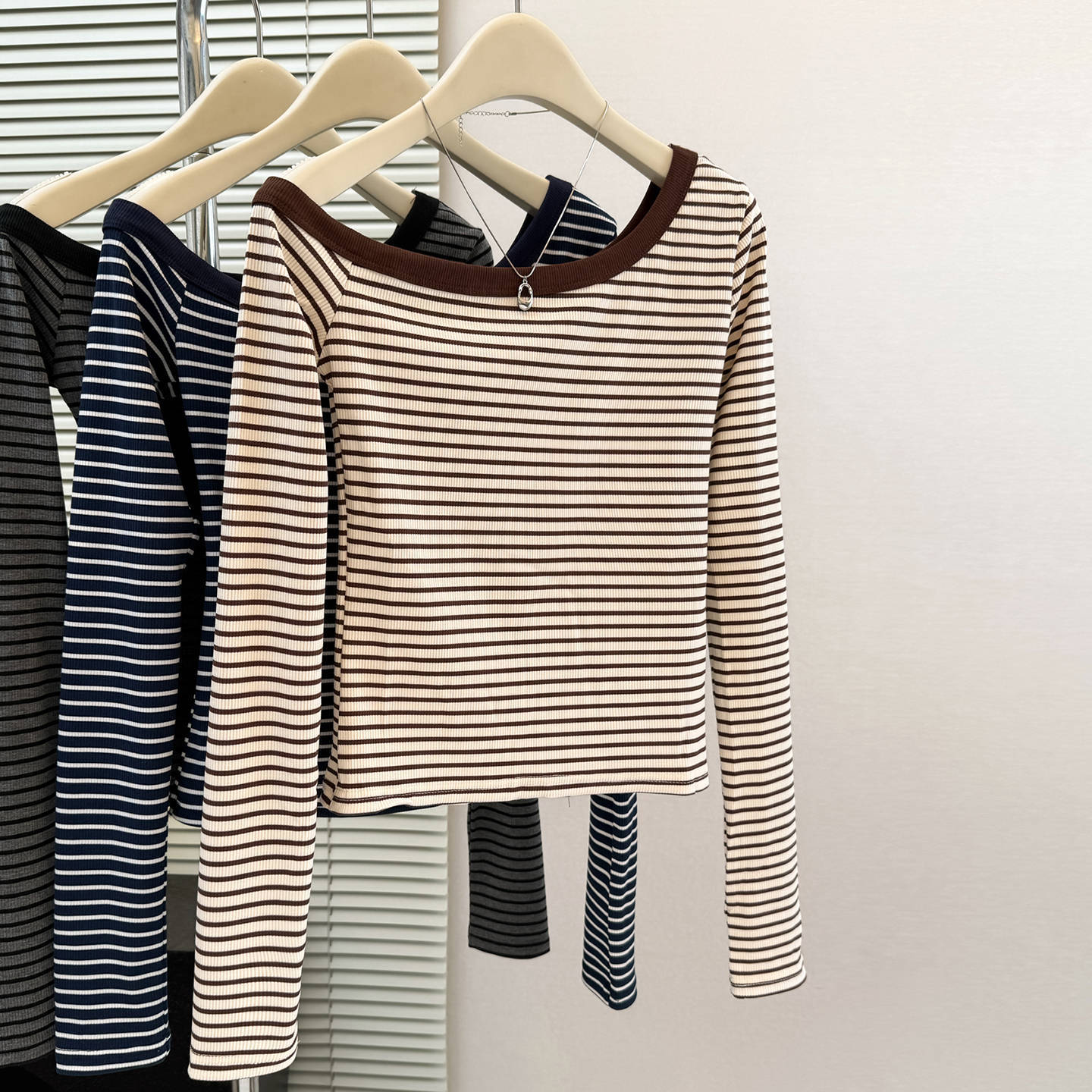 Chic Asymmetric Shoulder Stripe Crop Top for Women, Slim Fit Long Sleeve T-Shirt with Off-Shoulder Design, Spring and Autumn Casual Wear
