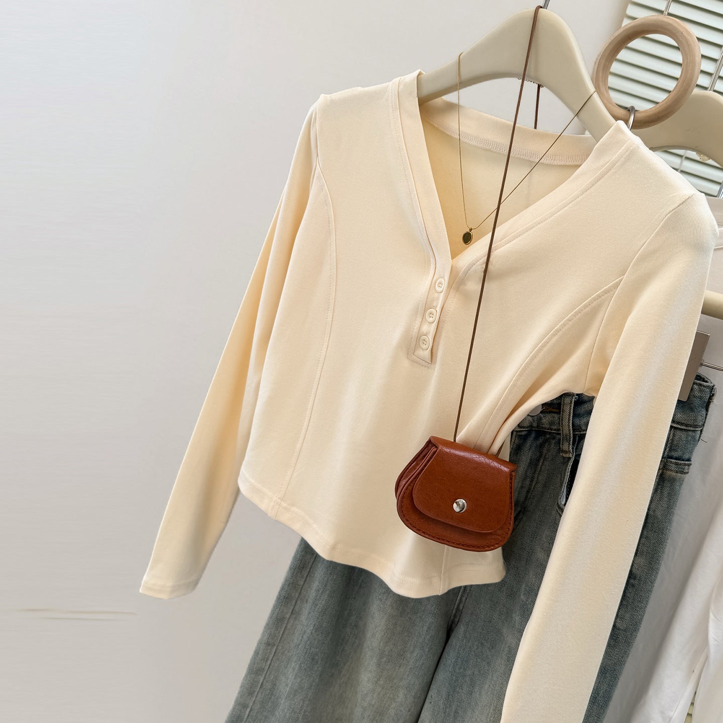 Style Short Crop Long Sleeve T-Shirt for Women Early Autumn/Spring, Slim Fit Inner Layer Top V-Neck Sweet &ampSpicy Look