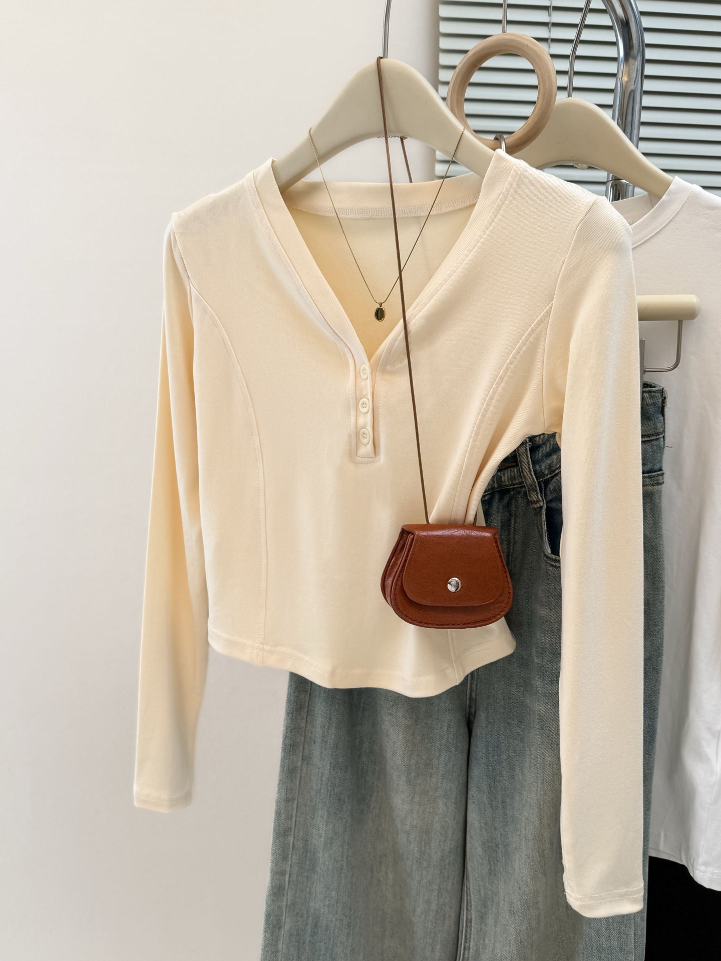 Style Short Crop Long Sleeve T-Shirt for Women Early Autumn/Spring, Slim Fit Inner Layer Top V-Neck Sweet &ampSpicy Look