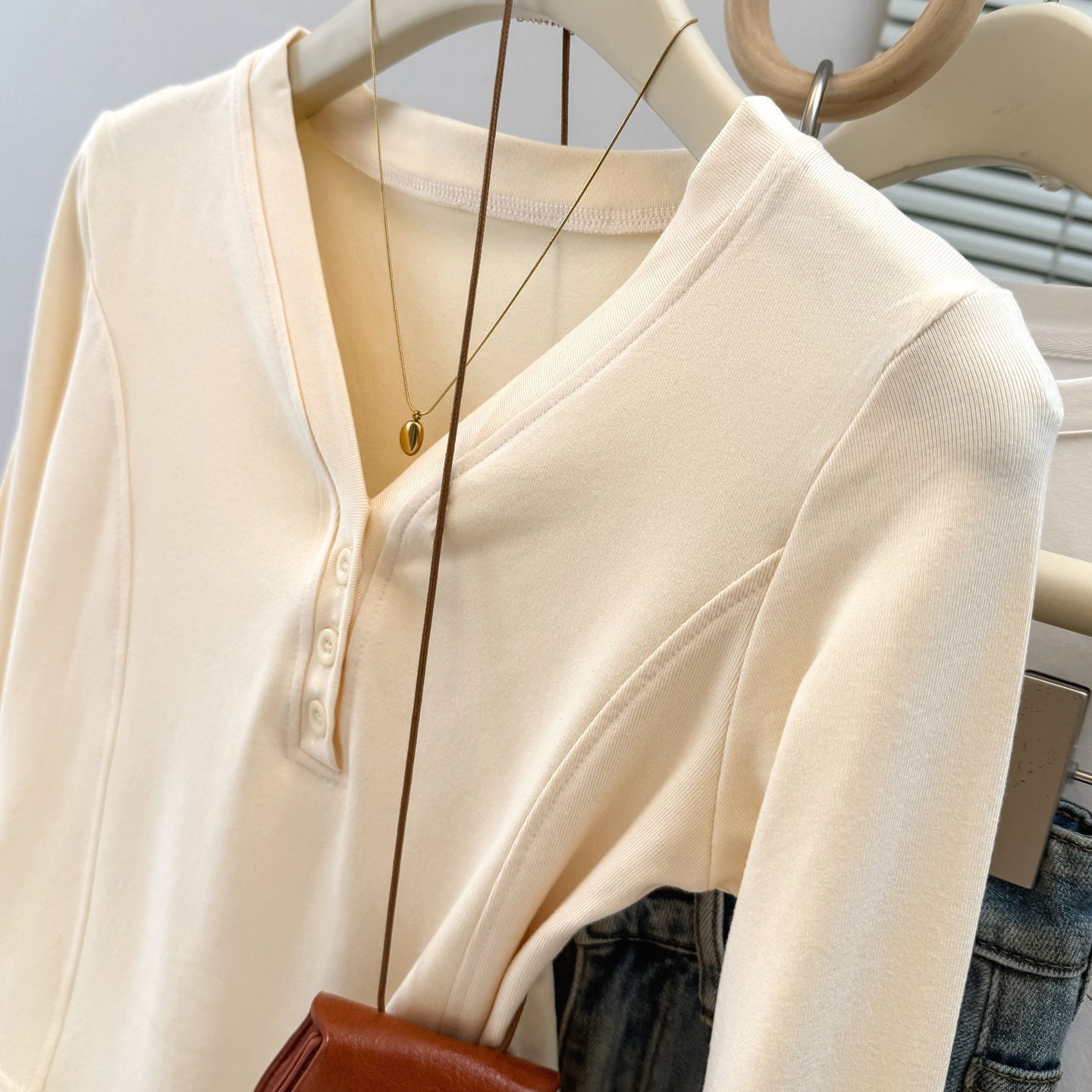 Style Short Crop Long Sleeve T-Shirt for Women Early Autumn/Spring, Slim Fit Inner Layer Top V-Neck Sweet &ampSpicy Look
